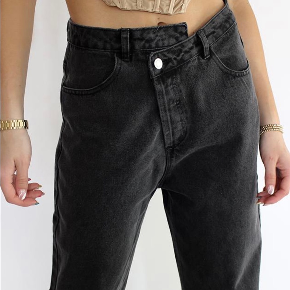 DUSTED ROSE SIZE SMALL (US 6/8) ASYMMETRICAL JEANS